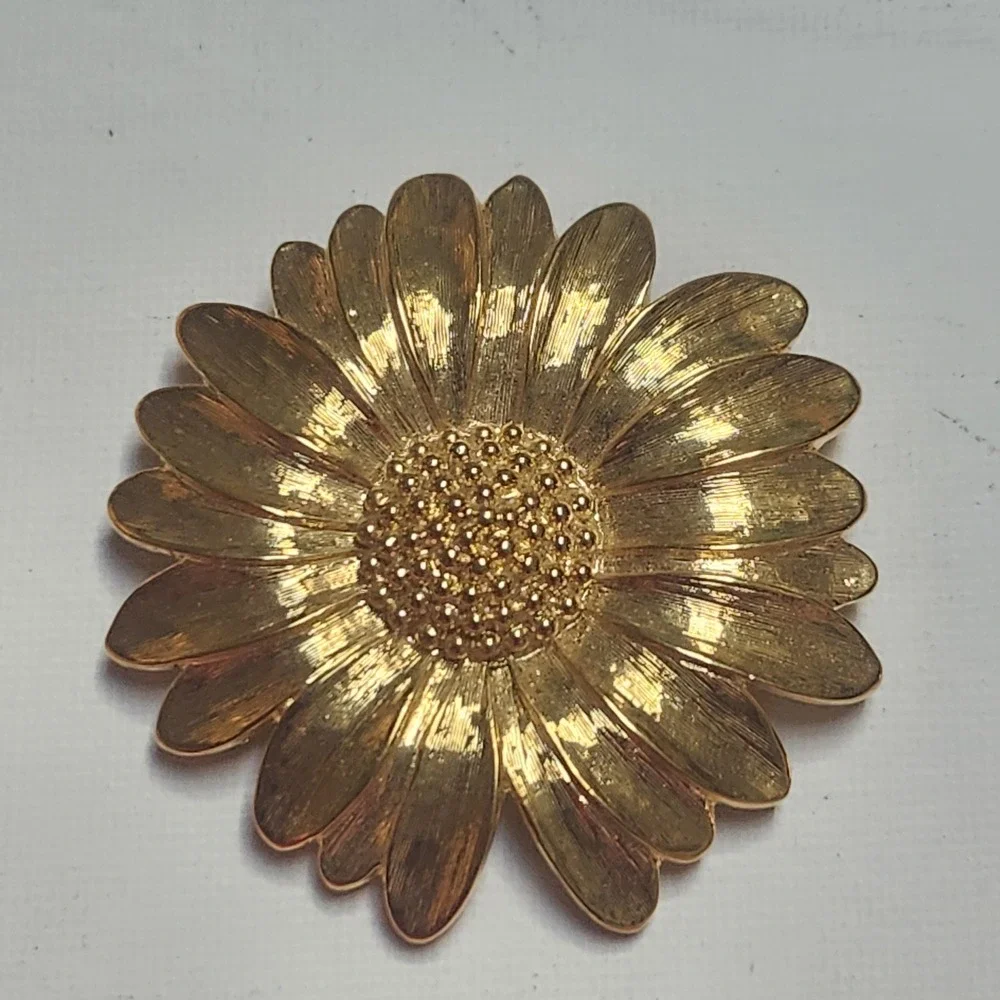 Monet Vintage Gold Tone Daisy Flower‎ Brooch Textured Petal Floral Pin 2.25 Inch